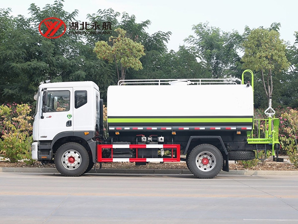 东风多利卡D9洒水车