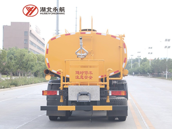 东风天龙洒水车