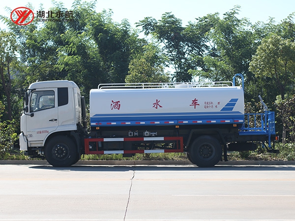东风天锦洒水车