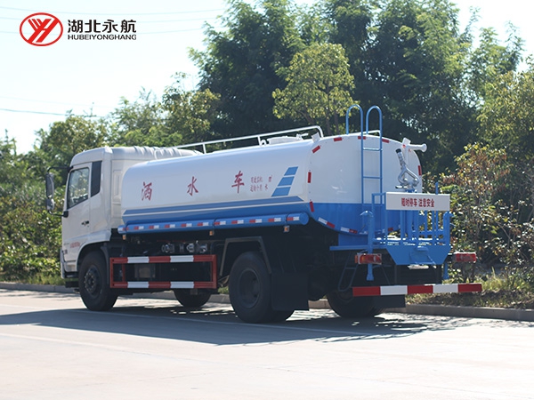 东风天锦洒水车