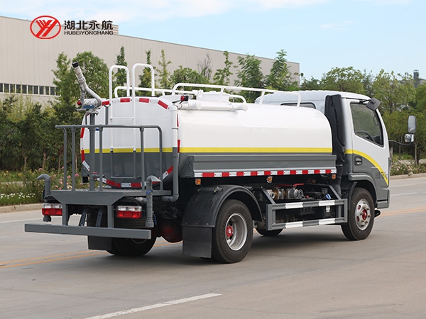 东风小多利卡洒水车