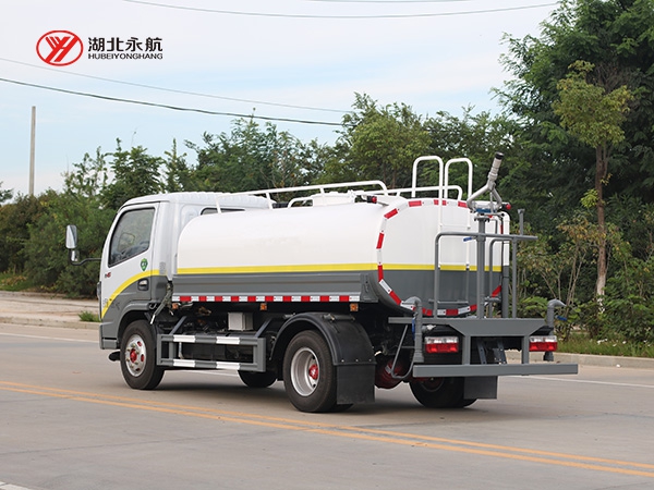 东风小多利卡洒水车