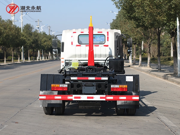 大运钩臂垃圾车