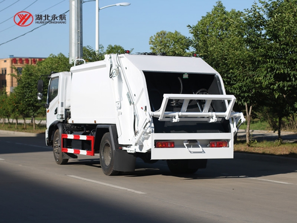 东风华神T3 8方压缩式垃圾车