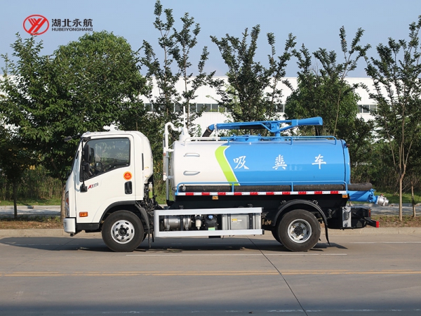 大运吸粪车