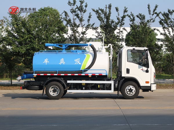 大运吸粪车