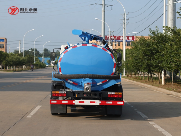 大运吸粪车