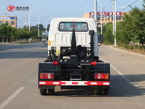 凯马钩臂垃圾车