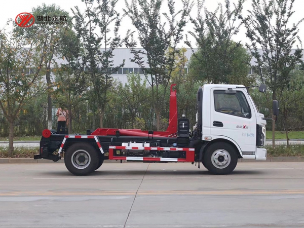 飞碟奥驰钩臂垃圾车