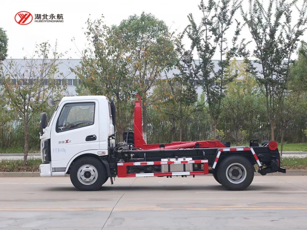 飞碟奥驰钩臂垃圾车