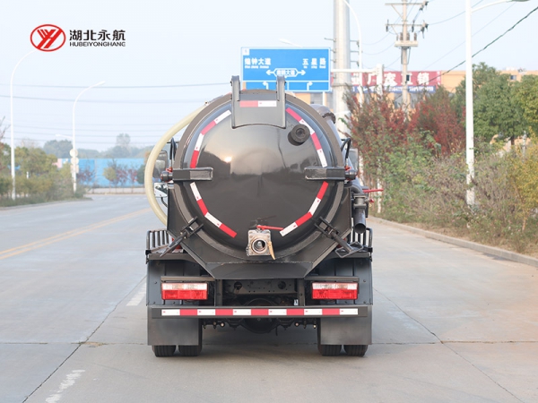 东风小多利卡吸污车