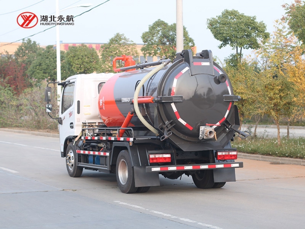 东风小多利卡吸污车
