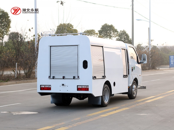 东风途逸路面养护车