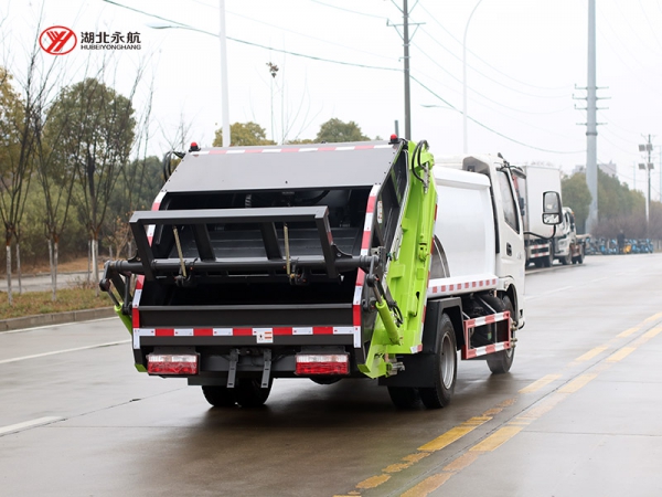 飞碟奥驰5方压缩式垃圾车（限高）