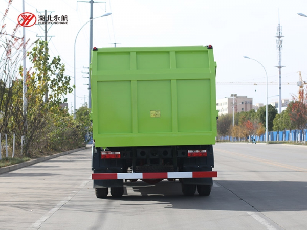 东风多利卡D9对接垃圾车