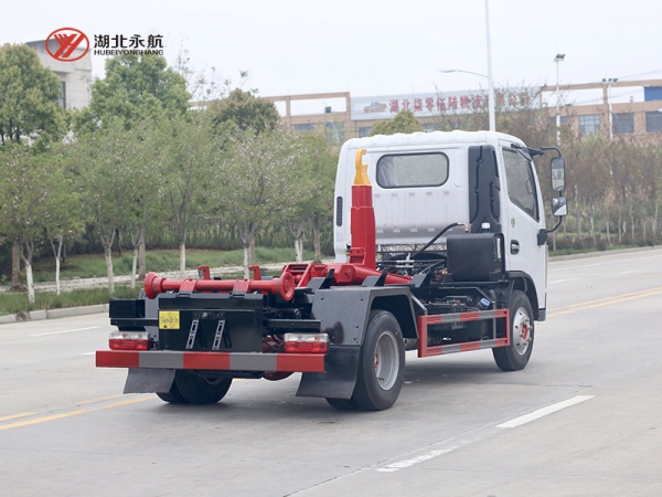 东风小多利卡钩臂垃圾车